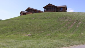 Una ladera con dos cabañas de madera.