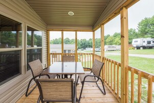 Cabana luxo, 2 quartos (Park Model, Linens Included) | Terraço/pátio