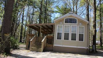 Deluxe Loft, 2 Bedrooms, Kitchenette (Park Model, Linens Included) | Front of property