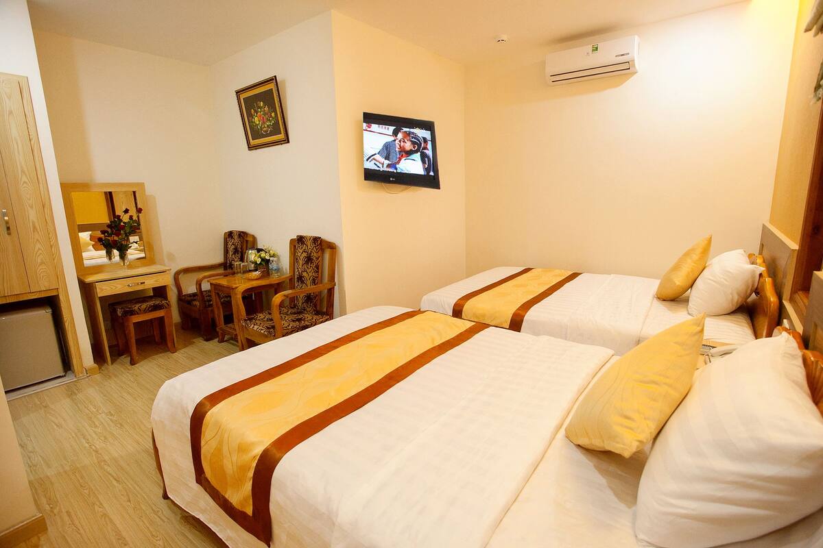 Minibar, in-room safe, blackout drapes, WiFi (free)
