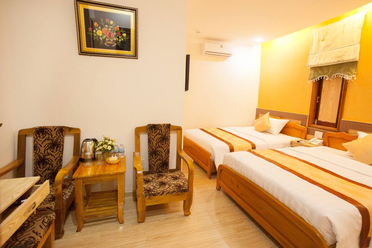 Minibar, in-room safe, blackout drapes, WiFi (free)