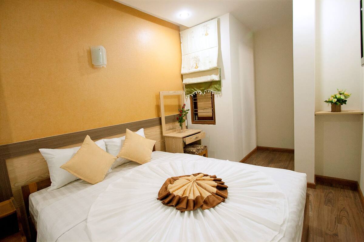 Deluxe Double Room (with window) | Minibar, in-room safe, blackout drapes, WiFi (free)