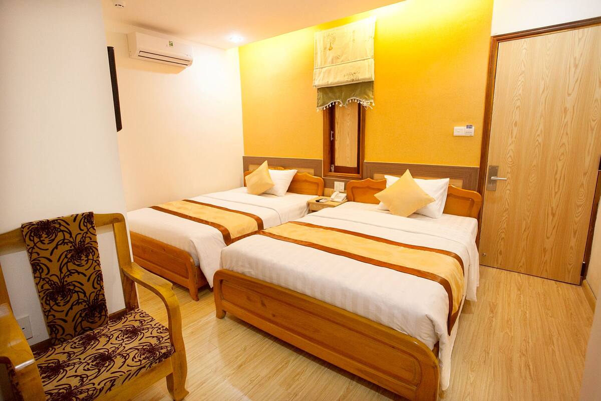 Minibar, in-room safe, blackout drapes, WiFi (free)