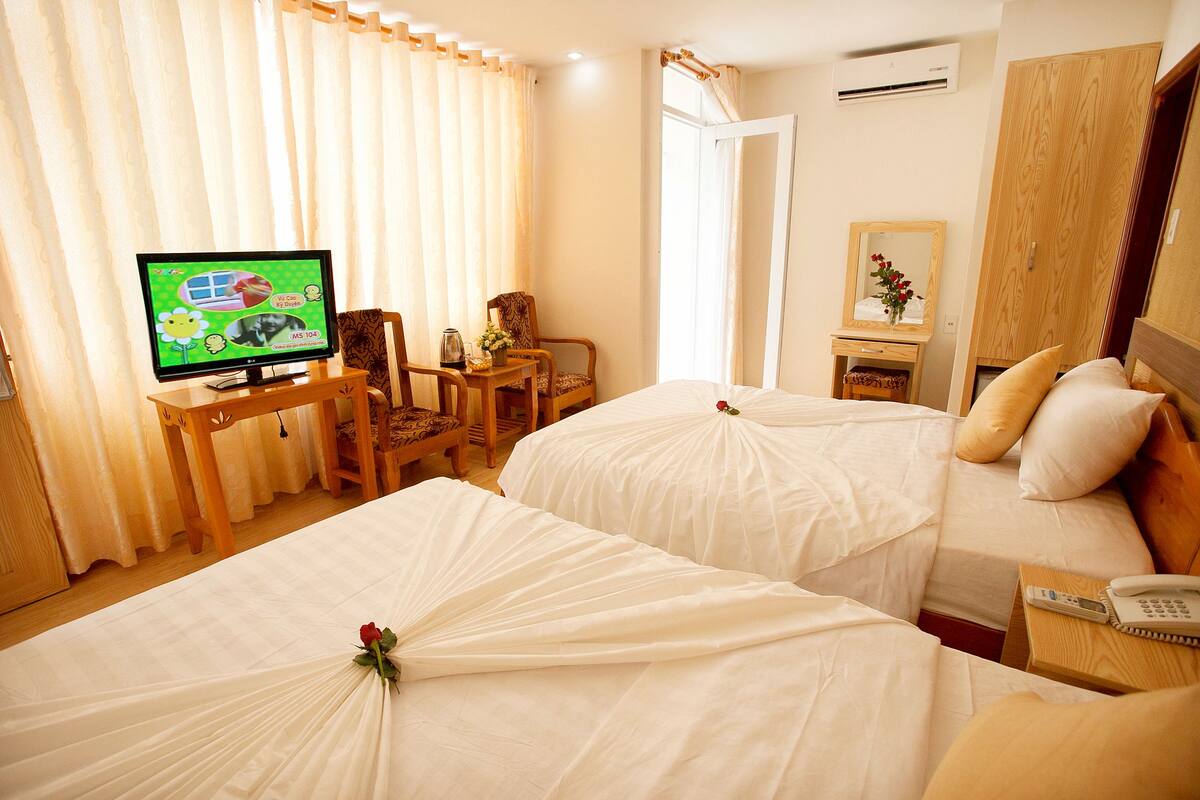 Deluxe Twin Room, Balcony | Minibar, in-room safe, blackout drapes, WiFi (free)