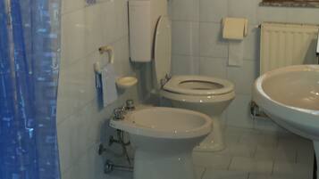 Deluxe Suite, Sea View | Bathroom
