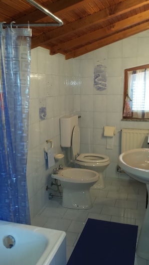 Suite Deluxe, vue mer | Salle de bain | Serviettes fournies