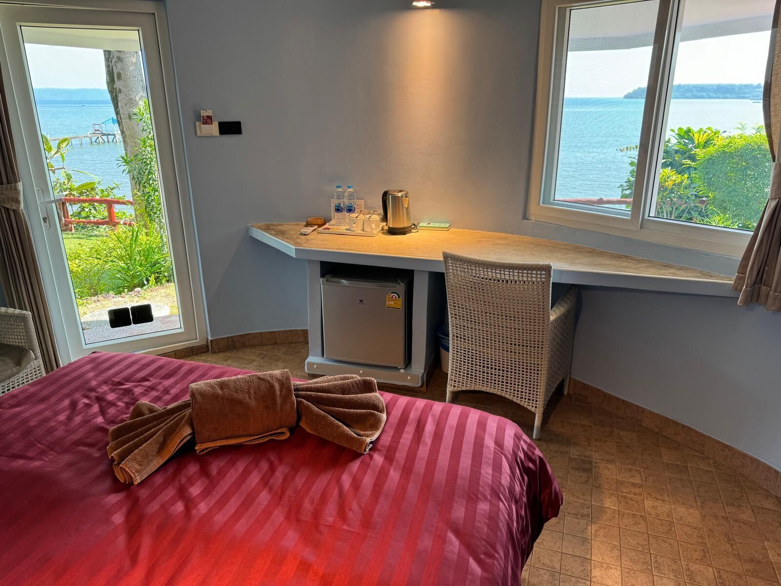 Superior Seaview | Select Comfort beds, desk, rollaway beds, free WiFi