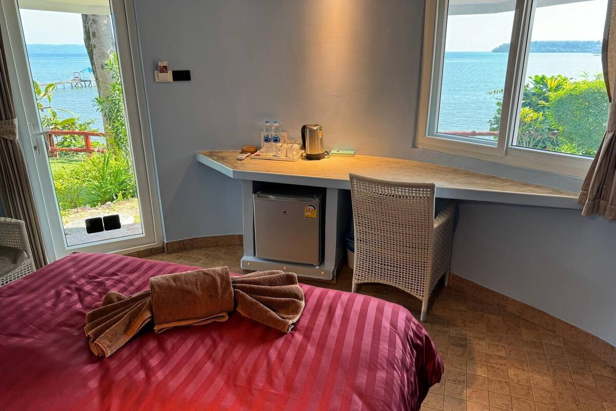 superior seaview | select comfort beds, desk, rollaway beds, free wifi