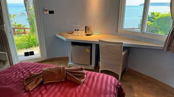Superior Seaview | Select Comfort beds, desk, rollaway beds, free WiFi