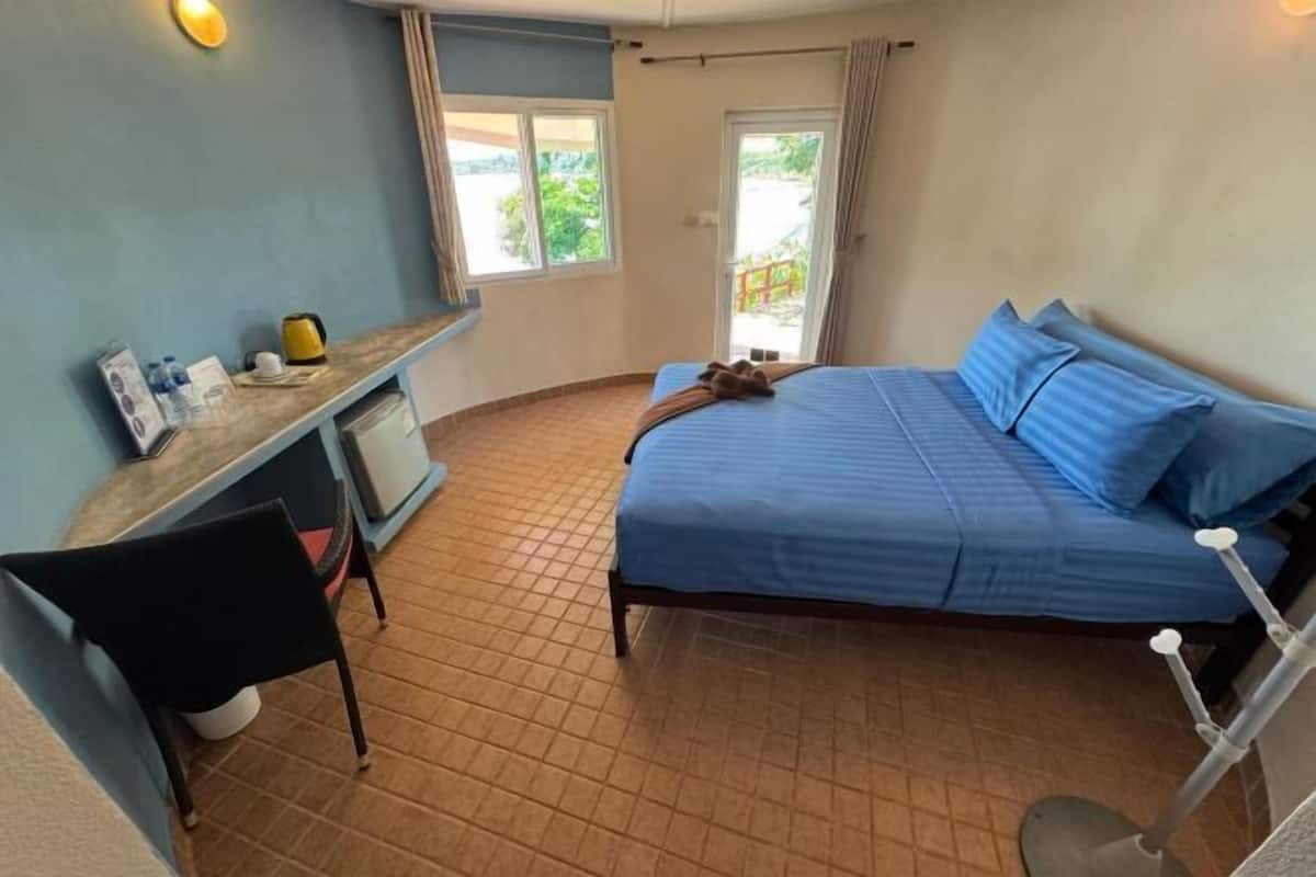 Select Comfort beds, desk, rollaway beds, free WiFi