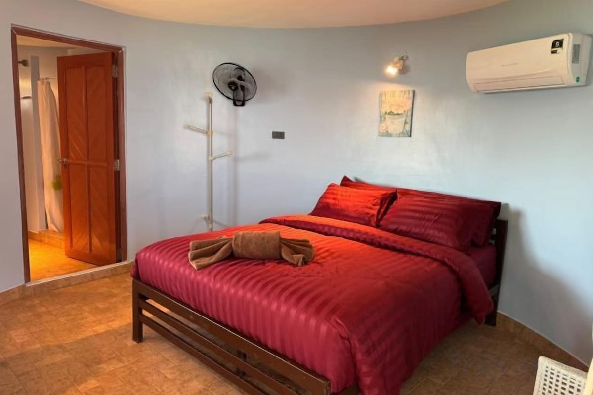 Select Comfort beds, desk, rollaway beds, free WiFi