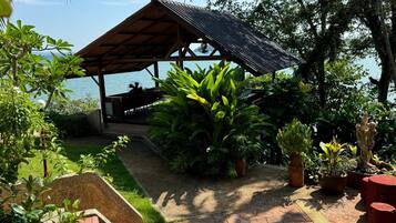 2 restaurants, breakfast served