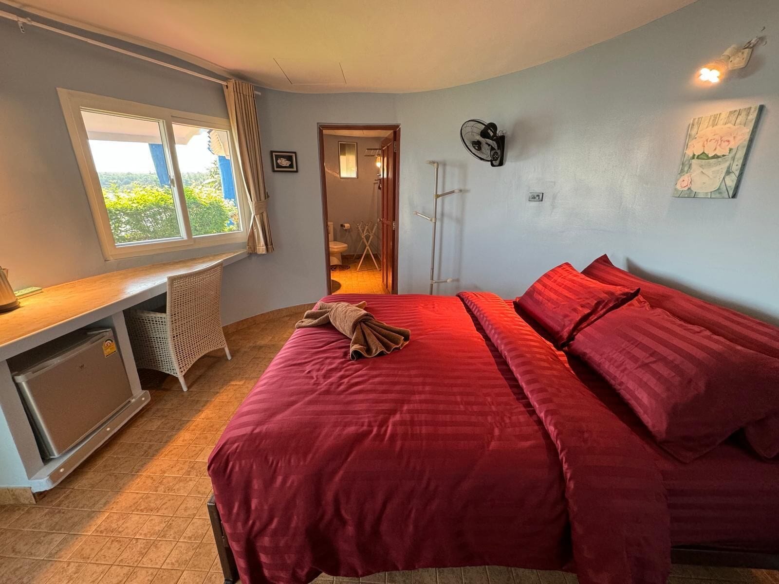 superior seaview | select comfort beds, desk, rollaway beds, free wifi