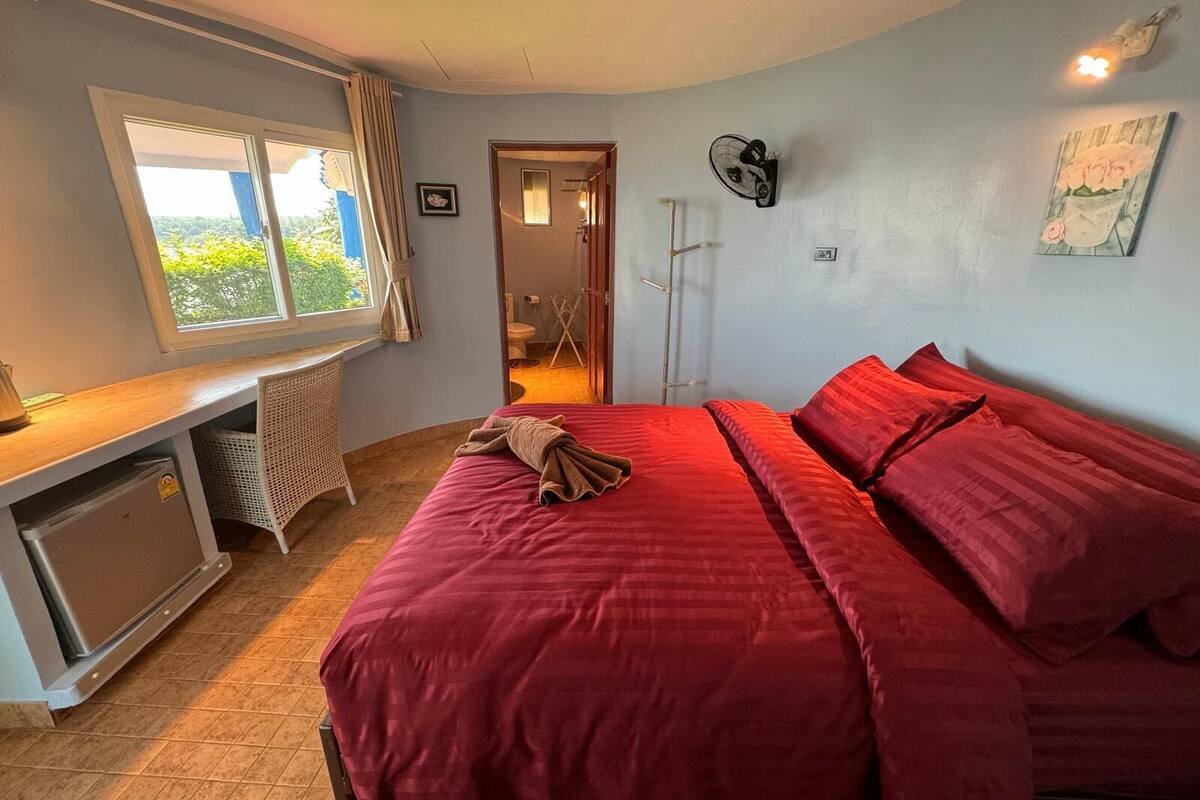 superior seaview | select comfort beds, desk, rollaway beds, free wifi