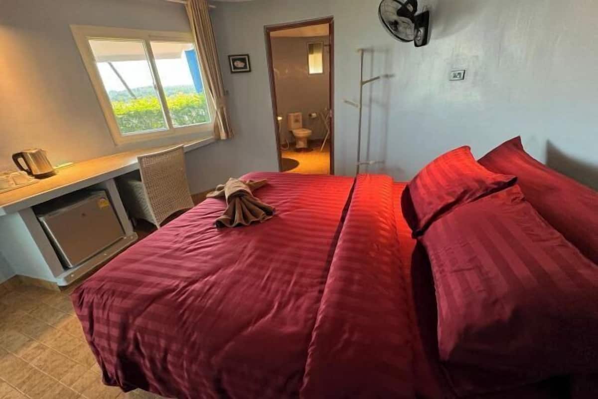 Select Comfort beds, desk, rollaway beds, free WiFi