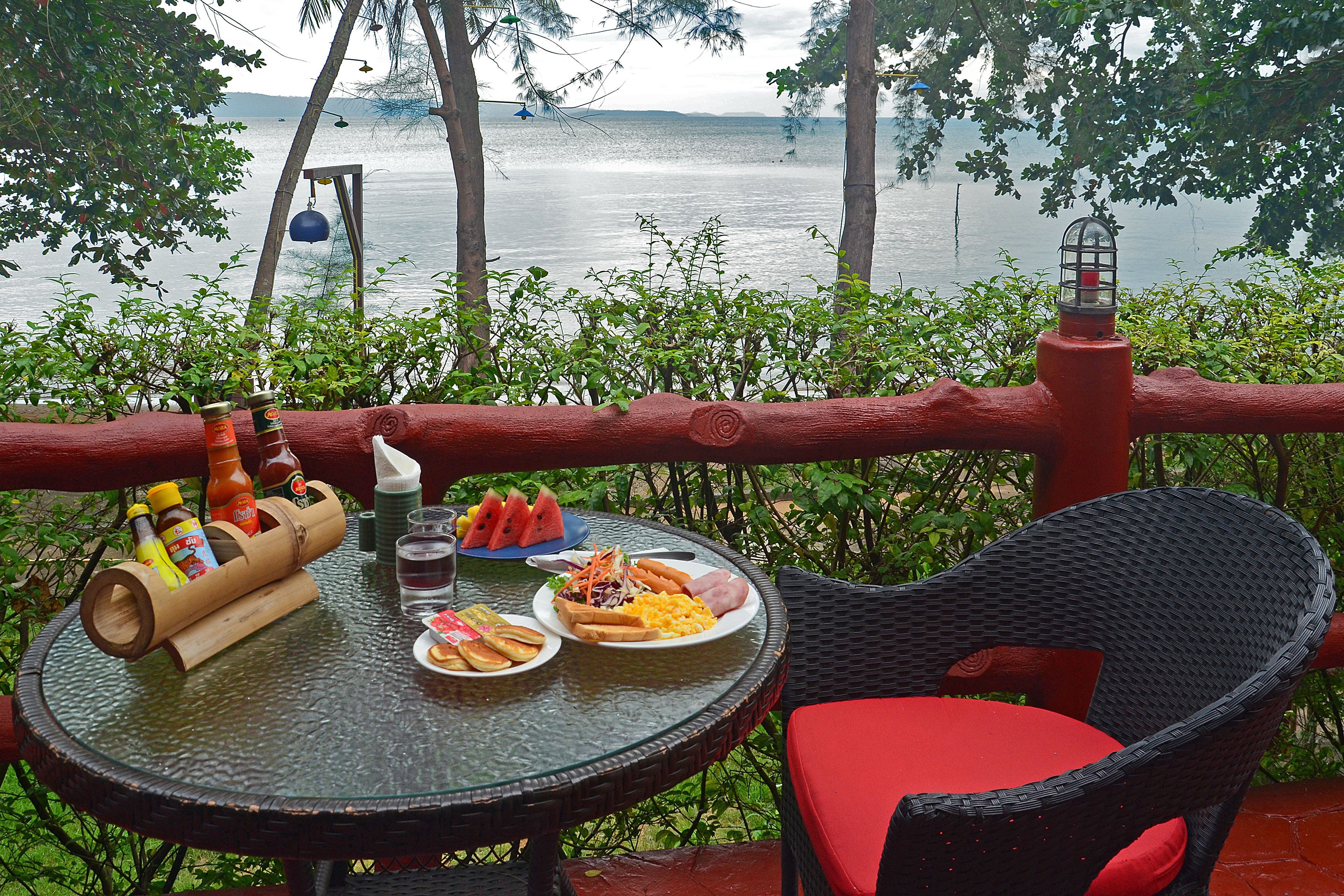 2 restaurants; breakfast, lunch and dinner served 