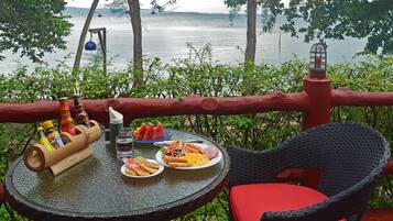 2 restaurants; breakfast, lunch and dinner served