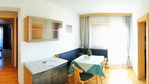 Quarto casal conforto, sacada, vista para a montanha | Opções para refeição no quarto