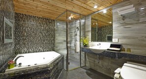 Quadruple Room | Bathroom | Free toiletries, hair dryer, towels
