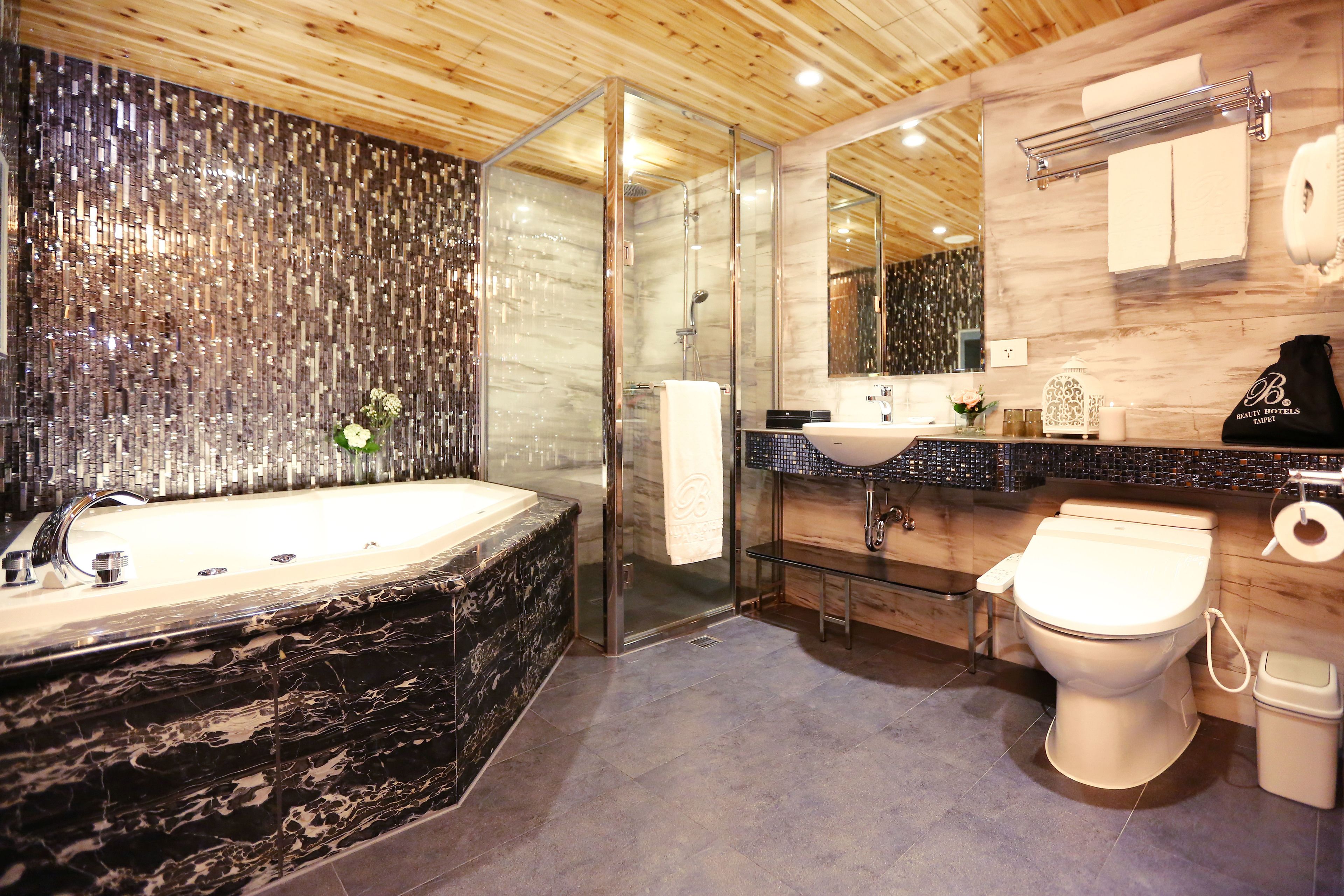 executive double room | bathroom | free toiletries, hair dryer, towels