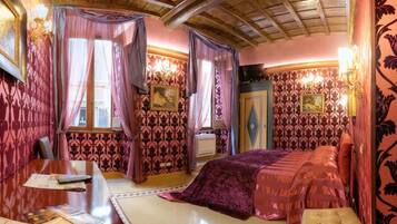 Habitación doble | Minibar, caja de seguridad en la habitación y decoración personalizada