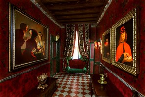 Minibar, caja fuerte, decoración individual y mobiliario individual