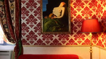 Minibar, coffres-forts dans les chambres, décoration personnalisée