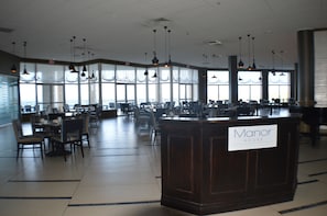 5 restaurants; breakfast, lunch and dinner served 