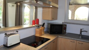 Eine moderne Küche mit Toaster, Mikrowelle und Holzschränken.