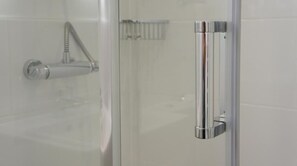 Shower, free toiletries, hair dryer, towels - The Abergavenny Hotel  (Abergavenny)