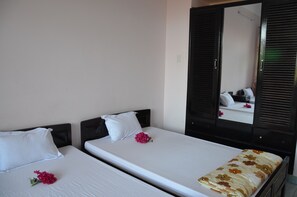 Kamer, 1 twee- of 2 eenpersoonsbedden | Een minibar, een bureau, gratis wifi