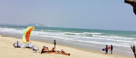 En la playa, sillas reclinables de playa