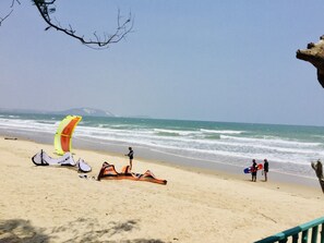 On the beach, sun loungers - Mui Ne Village Resort (Phan Thiet)