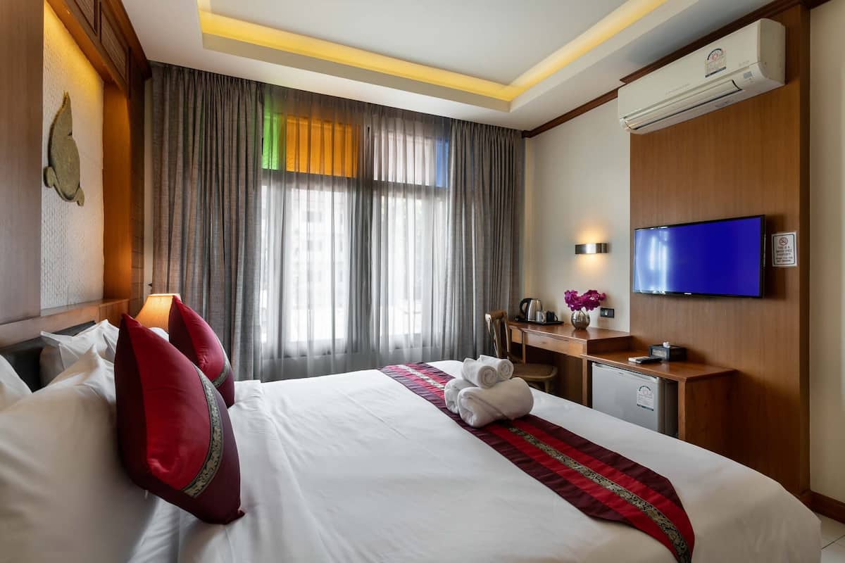deluxe double room | premium bedding, in-room safe, desk, iron/ironing board