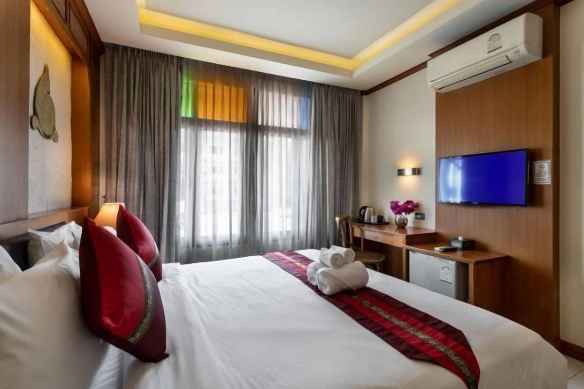 Premium bedding, in-room safe, desk, iron/ironing board (on request)