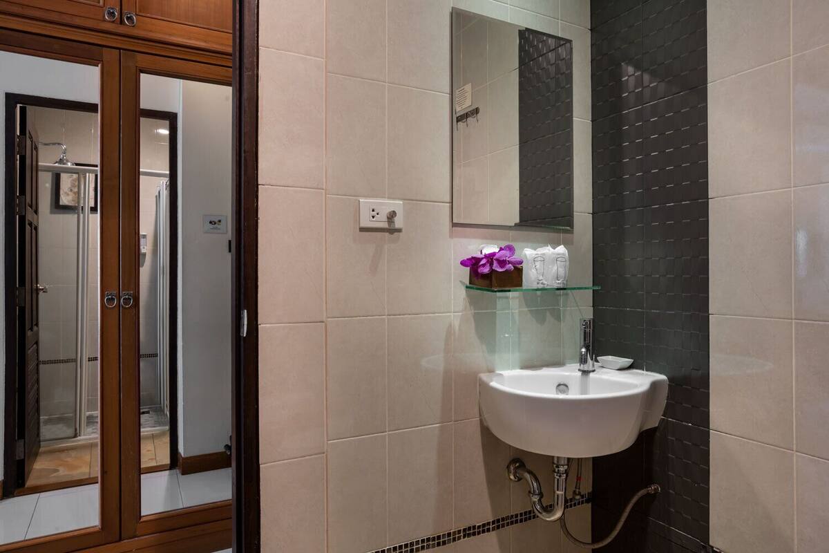 shower, free toiletries, hair dryer, slippers