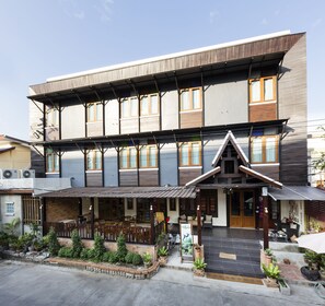 Vista frontal de la propiedad