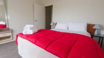 Een strijkplank/strijkijzer, gratis wifi, beddengoed