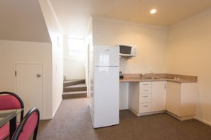 Fridge, microwave, electric kettle - Hamilton Settlers Motor Lodge (Hamilton)