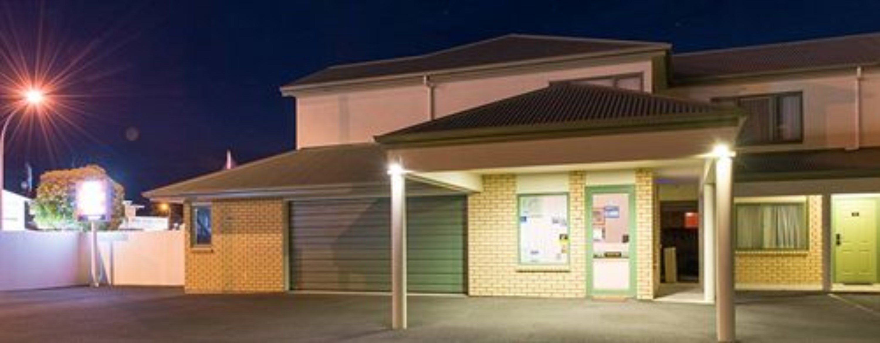 施設の正面 (日没後)