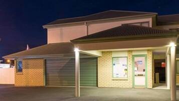 Fassade der Unterkunft – Abend/Nacht