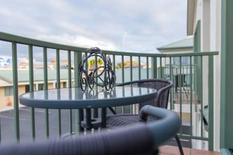 Studio (Upper Floor) | 1 bedroom, iron/ironing board, free WiFi, bed sheets