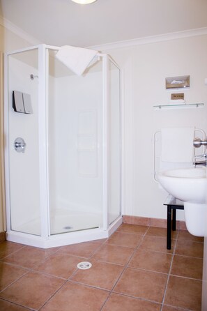 Family Apartment, 1 Bedroom | Bathroom | Free toiletries, hair dryer, towels, soap - Hamilton Settlers Motor Lodge (Hamilton)