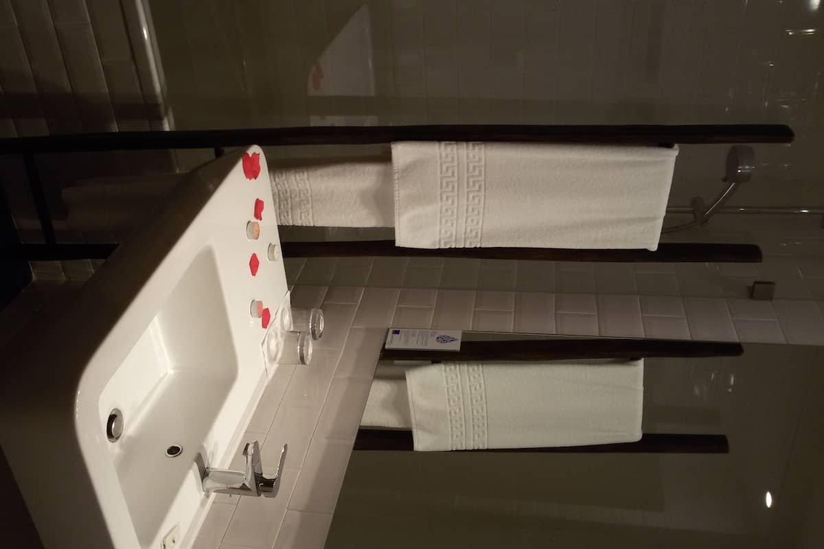 Romantic Room | Bathroom