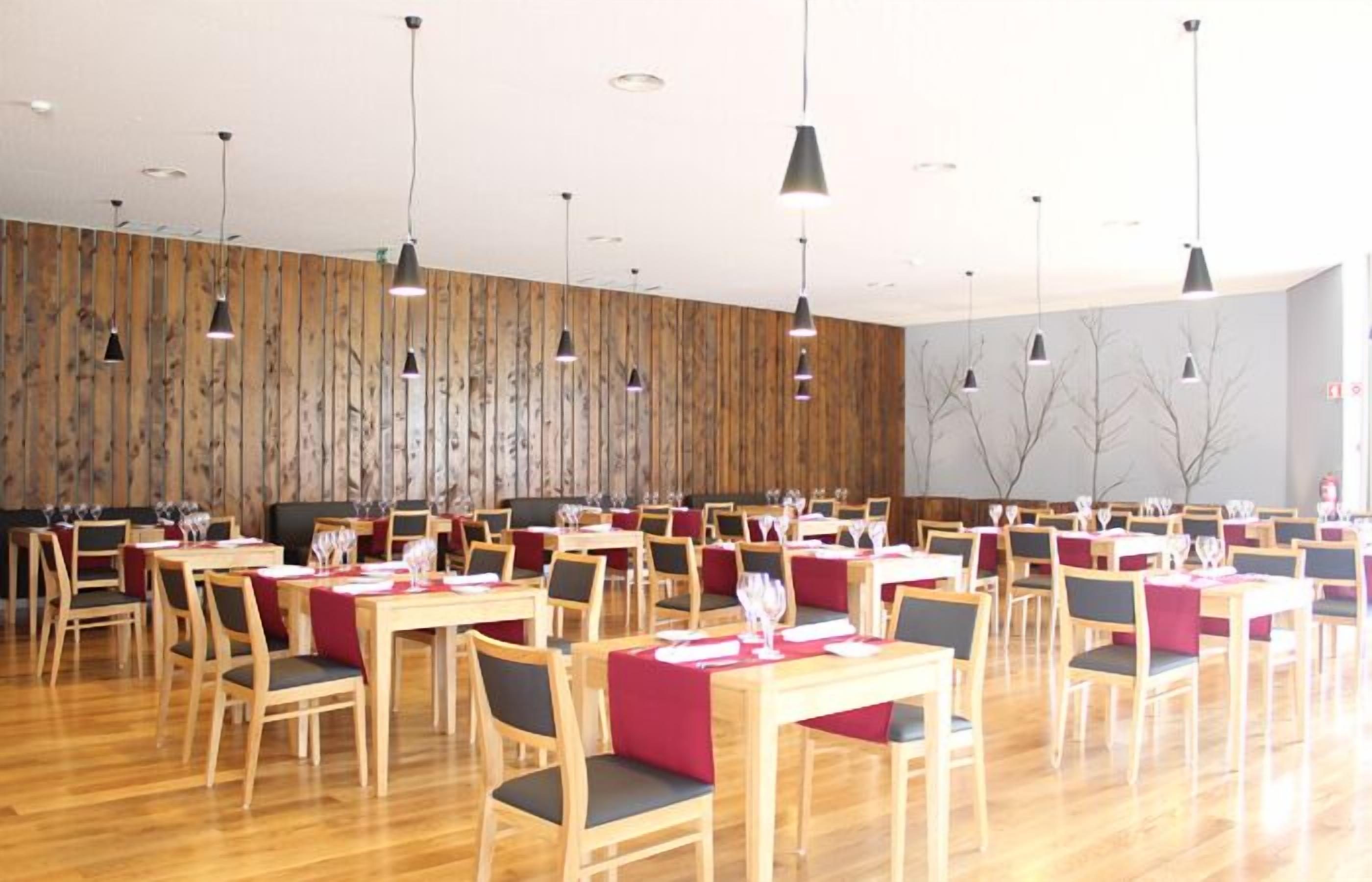 Café da manhã, almoço e jantar; culinária portuguesa 