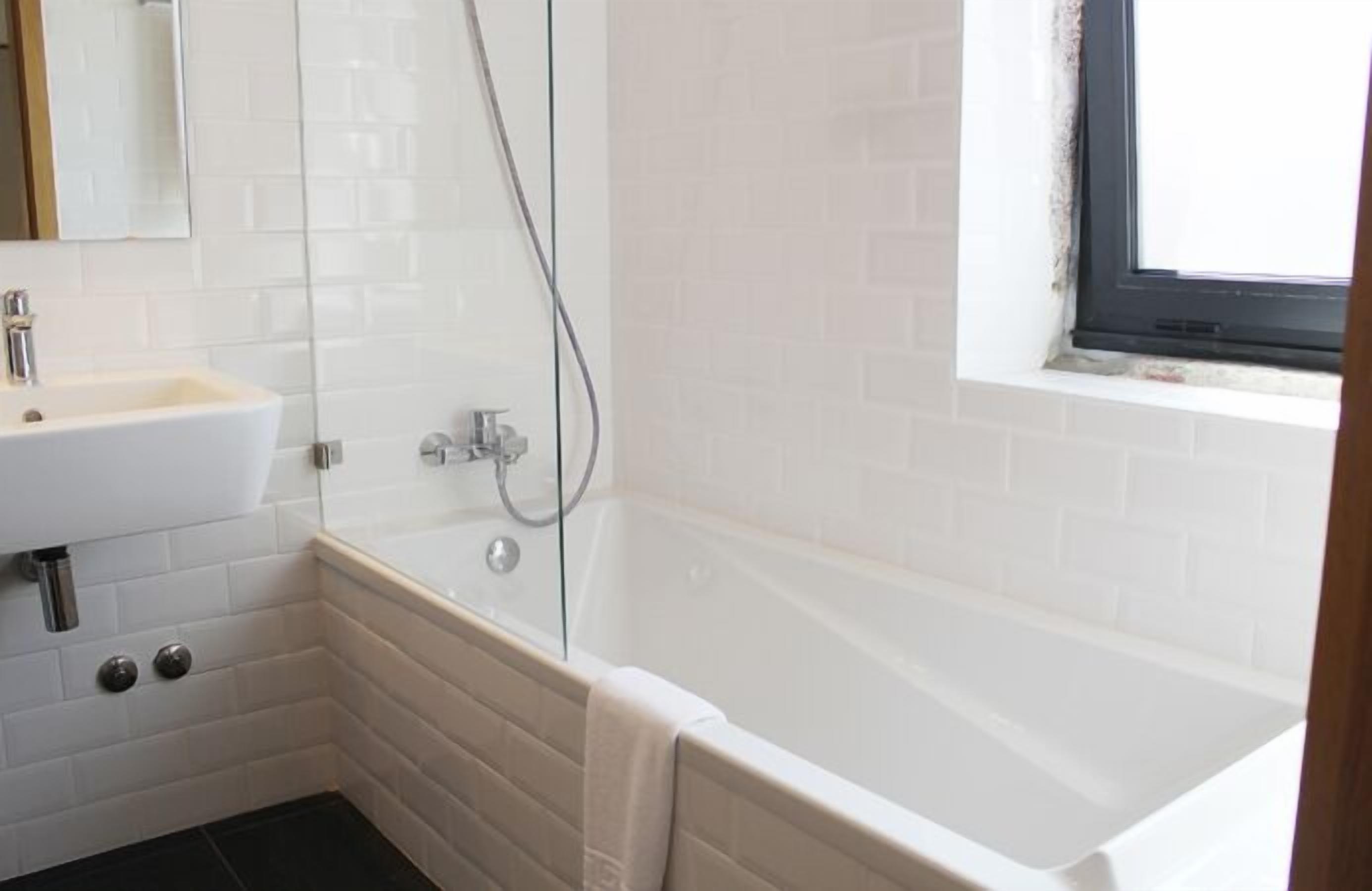 deep-soaking bathtub