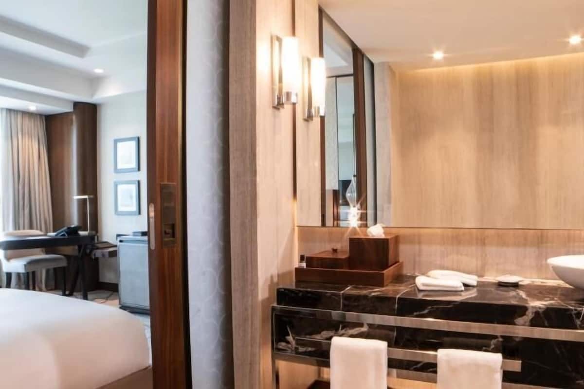 Premium bedding, minibar, in-room safe, desk