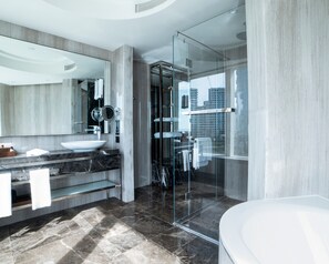 Deluxe kamer, 1 kingsize bed | Badkamer | Een aparte badkuip en douche, een haardroger, pantoffels, een bidet