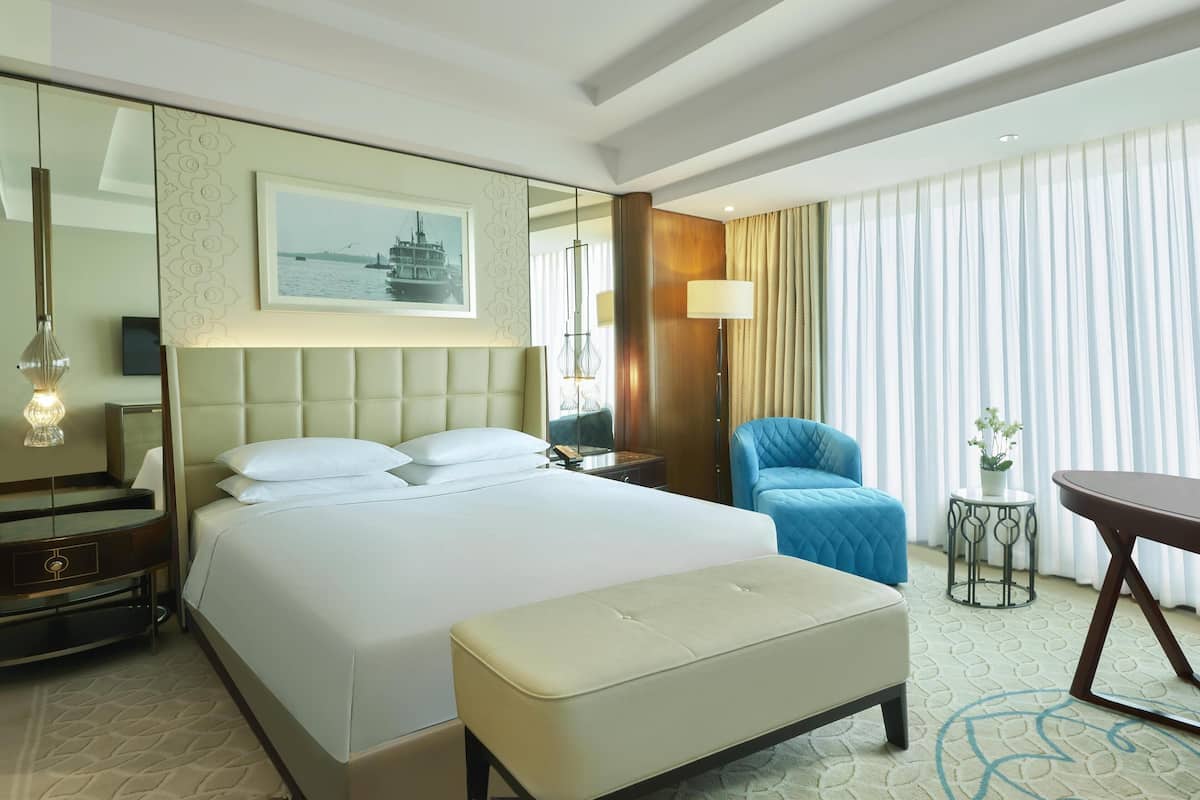 Room, 1 King Bed | Premium bedding, minibar, in-room safe, desk