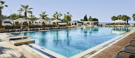 Piscine couverte, piscine extérieure, chaises longues